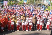 Ribuan anak TK ABA bersama orang tua dan pejabat daerah berfoto bersama pada pembukaan Festival Parenting Eco Print Temanggung di Pikatan Water Park.
