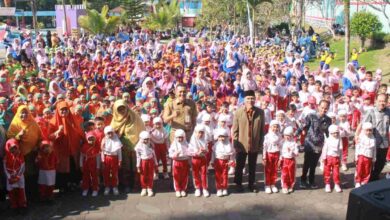 Ribuan anak TK ABA bersama orang tua dan pejabat daerah berfoto bersama pada pembukaan Festival Parenting Eco Print Temanggung di Pikatan Water Park.