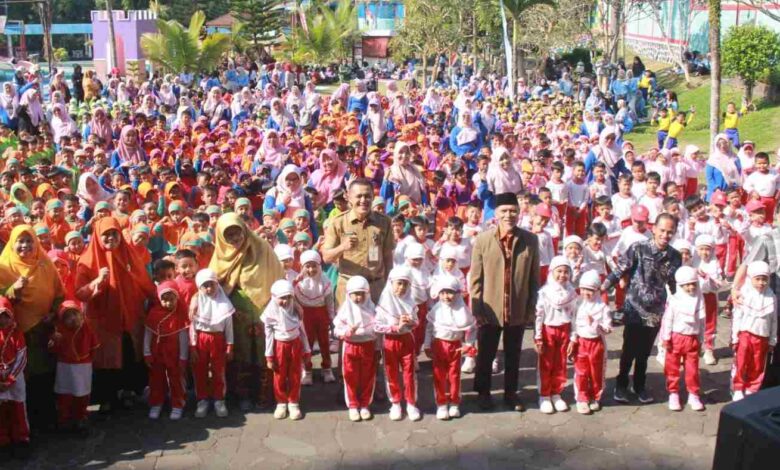 Ribuan anak TK ABA bersama orang tua dan pejabat daerah berfoto bersama pada pembukaan Festival Parenting Eco Print Temanggung di Pikatan Water Park.