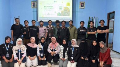 Tim Mahasiswa KKN MAs Kelompok 39 Malang bersama pemuda Karang Taruna Dusun Codo, Wagir, berfoto bersama setelah sesi presentasi pembuatan pestisida nabati daun cengkeh di dalam ruangan, dengan latar belakang layar proyeksi yang menyala.