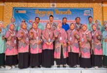 Foto bersama rombongan study tiru dari SD Muhammadiyah Pandeyan dan SD Muhammadiyah Mrisi di SD Muhammadiyah Parakan.
