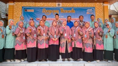 Foto bersama rombongan study tiru dari SD Muhammadiyah Pandeyan dan SD Muhammadiyah Mrisi di SD Muhammadiyah Parakan.