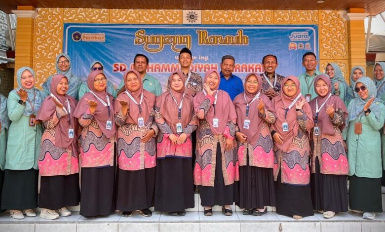 Foto bersama rombongan study tiru dari SD Muhammadiyah Pandeyan dan SD Muhammadiyah Mrisi di SD Muhammadiyah Parakan.