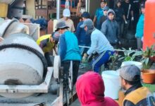 Warga gotong royong mengoperasikan mesin molen untuk mengecor gedung baru SD Muhammadiyah Belik