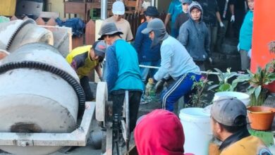 Warga gotong royong mengoperasikan mesin molen untuk mengecor gedung baru SD Muhammadiyah Belik
