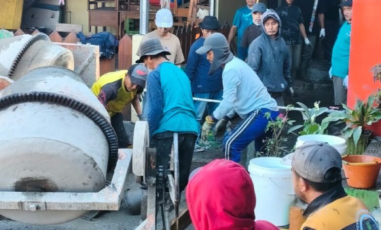 Warga gotong royong mengoperasikan mesin molen untuk mengecor gedung baru SD Muhammadiyah Belik