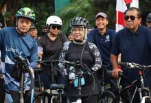 Rektor UNIMUS Prof Masrukhi bersama Kepala LLDIKTI V DIY Prof Setiabudi Indartono dan Kepala LLDIKTI VI Jateng Prof Aisyah Endah Palupi bersiap gowes bersama meriahkan Milad ke-27 UNIMUS.