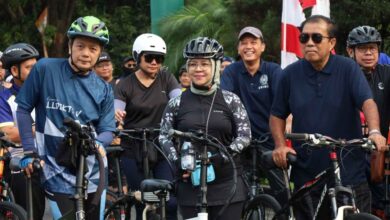 Rektor UNIMUS Prof Masrukhi bersama Kepala LLDIKTI V DIY Prof Setiabudi Indartono dan Kepala LLDIKTI VI Jateng Prof Aisyah Endah Palupi bersiap gowes bersama meriahkan Milad ke-27 UNIMUS.