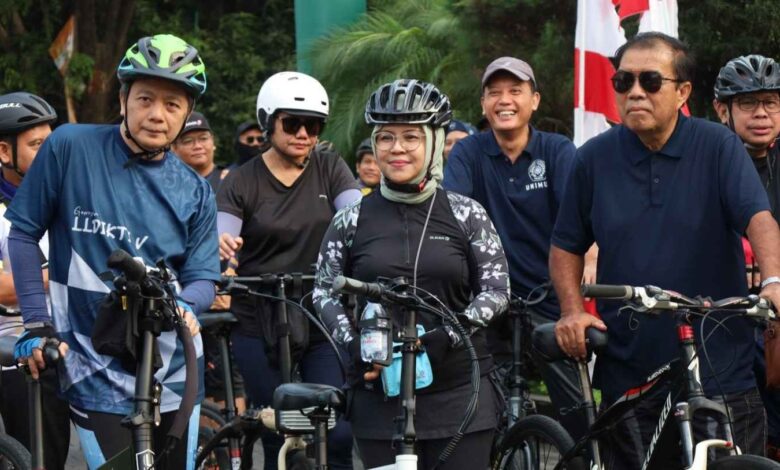 Rektor UNIMUS Prof Masrukhi bersama Kepala LLDIKTI V DIY Prof Setiabudi Indartono dan Kepala LLDIKTI VI Jateng Prof Aisyah Endah Palupi bersiap gowes bersama meriahkan Milad ke-27 UNIMUS.