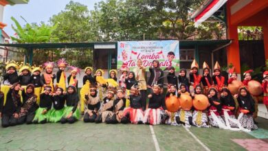 Siswa SD Muhammadiyah Temanggung mengenakan pakaian adat dan kostum tari saat mengikuti Lomba Tari Daerah dalam perayaan HUT RI ke-81 SD Muhammadiyah Temanggung.