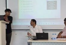 Hengkara Muhammad Bakda, mahasiswa UMS, memaparkan riset AI dalam partisipasi publik di hadapan panelis konferensi internasional AILGS-2026 di India.