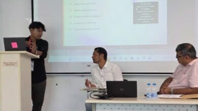 Hengkara Muhammad Bakda, mahasiswa UMS, memaparkan riset AI dalam partisipasi publik di hadapan panelis konferensi internasional AILGS-2026 di India.