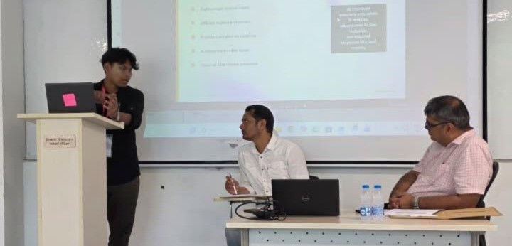 Hengkara Muhammad Bakda, mahasiswa UMS, memaparkan riset AI dalam partisipasi publik di hadapan panelis konferensi internasional AILGS-2026 di India.