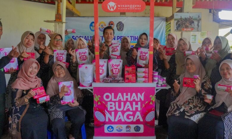 Tim UMP bersama warga dan Pokdarwis memperlihatkan produk olahan buah naga Pekunden Banyumas di booth pameran.