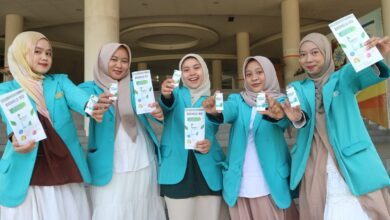 Lima mahasiswa UMS mengenakan jas almamater hijau toska memperlihatkan produk dan brosur deodoran alami pencegah bau badan BIOSHIELD-DEO.