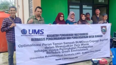 Tim pengabdian UMS dan warga membentangkan spanduk program inovasi pengelolaan sampah untuk mewujudkan ekonomi sirkular di BUMDesa Cepogo Boyolali.