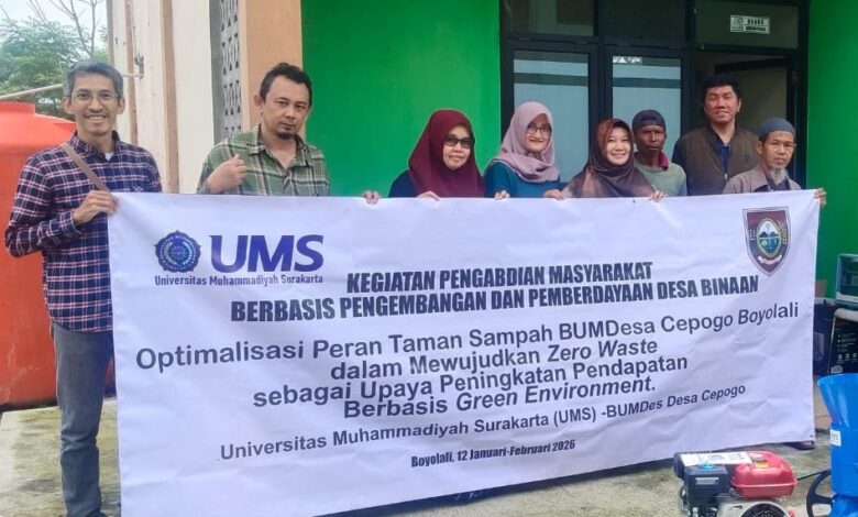 Tim pengabdian UMS dan warga membentangkan spanduk program inovasi pengelolaan sampah untuk mewujudkan ekonomi sirkular di BUMDesa Cepogo Boyolali.