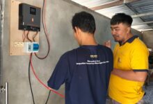 Tim pengabdi UMS memasang alat inverter solar cell UMS Boyolali di kawasan wisata Gentong Kencono.