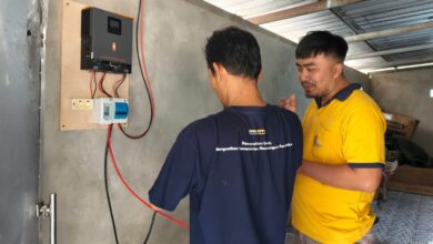 Tim pengabdi UMS memasang alat inverter solar cell UMS Boyolali di kawasan wisata Gentong Kencono.