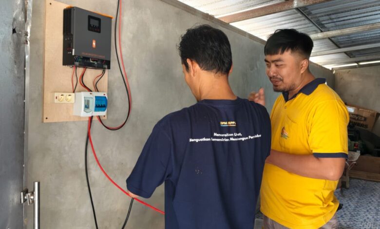 Tim pengabdi UMS memasang alat inverter solar cell UMS Boyolali di kawasan wisata Gentong Kencono.