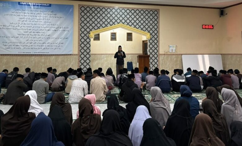 Suasana kegiatan internasionalisasi pendidikan UMP saat pembicara memberikan pengarahan di hadapan puluhan santri PP MBS Wanayasa Banjarnegara.