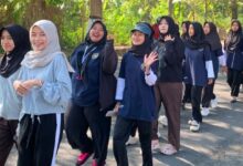 Mahasiswi AKMT semarakkan HUT ke-81 RI dengan jalan sehat di jalanan Temanggung.