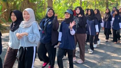 Mahasiswi AKMT semarakkan HUT ke-81 RI dengan jalan sehat di jalanan Temanggung.