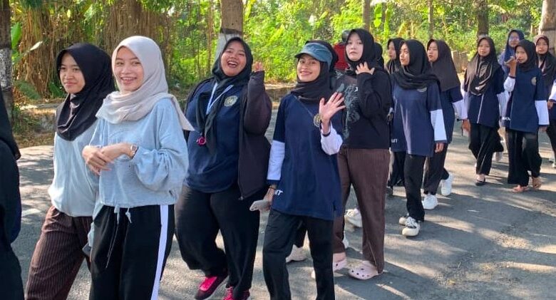 Mahasiswi AKMT semarakkan HUT ke-81 RI dengan jalan sehat di jalanan Temanggung.