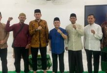 Ketua PWM Jateng Dr. KH. Tafsir, M.Ag. (tengah, baju biru) berfoto bersama inisiator dan anggota gerakan Qori Muhammadiyah Jawa Tengah setelah pertemuan perdana di Semarang. Semua mengepalkan tangan tanda semangat.