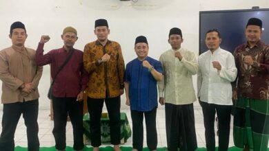 Ketua PWM Jateng Dr. KH. Tafsir, M.Ag. (tengah, baju biru) berfoto bersama inisiator dan anggota gerakan Qori Muhammadiyah Jawa Tengah setelah pertemuan perdana di Semarang. Semua mengepalkan tangan tanda semangat.