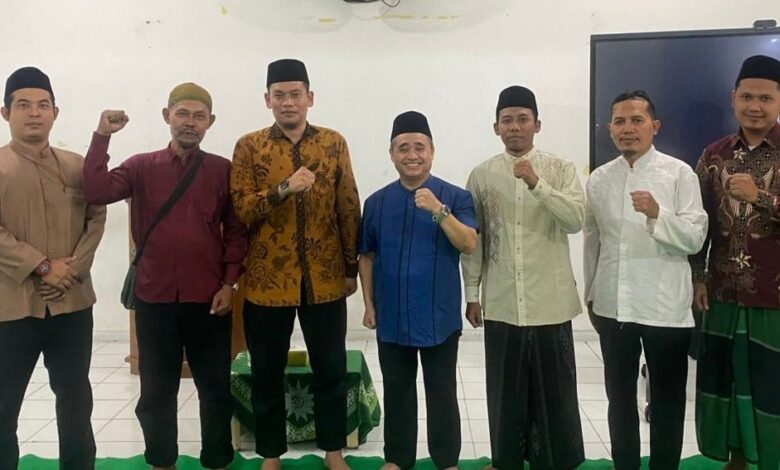 Ketua PWM Jateng Dr. KH. Tafsir, M.Ag. (tengah, baju biru) berfoto bersama inisiator dan anggota gerakan Qori Muhammadiyah Jawa Tengah setelah pertemuan perdana di Semarang. Semua mengepalkan tangan tanda semangat.