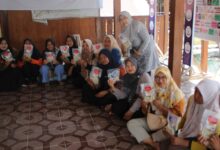 Sekelompok ibu PKK Desa Kalisalak menunjukkan produk kemasan hasil olahan ikan nila untuk pencegahan anemia hasil pelatihan mahasiswa Farmasi UMP.