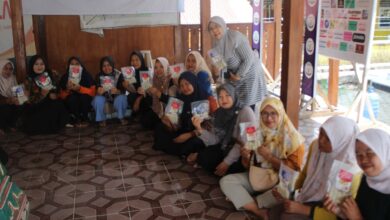 Sekelompok ibu PKK Desa Kalisalak menunjukkan produk kemasan hasil olahan ikan nila untuk pencegahan anemia hasil pelatihan mahasiswa Farmasi UMP.