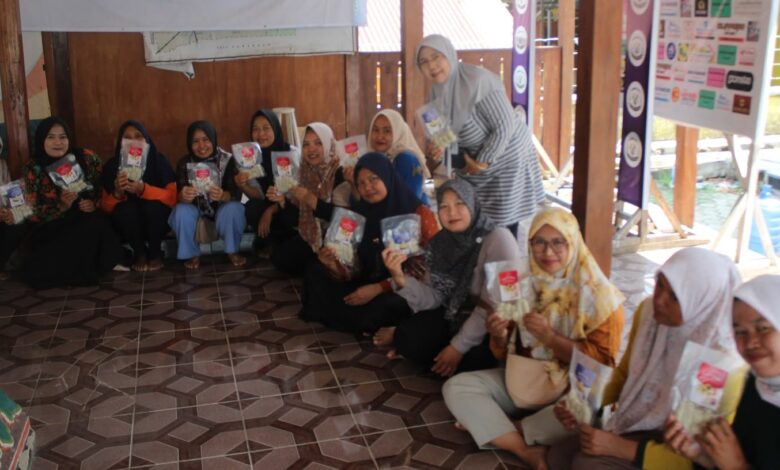 Sekelompok ibu PKK Desa Kalisalak menunjukkan produk kemasan hasil olahan ikan nila untuk pencegahan anemia hasil pelatihan mahasiswa Farmasi UMP.