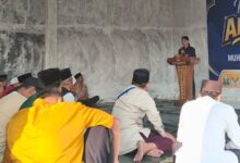 Penceramah Ikhwanushoffa sedang menyampaikan materi di podium dalam forum Kajian Ahad Pagi PCM Brebes di hadapan para jamaah.