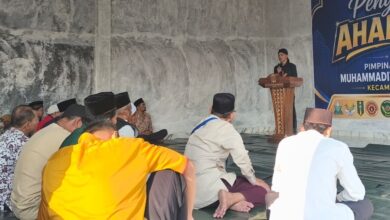 Penceramah Ikhwanushoffa sedang menyampaikan materi di podium dalam forum Kajian Ahad Pagi PCM Brebes di hadapan para jamaah.