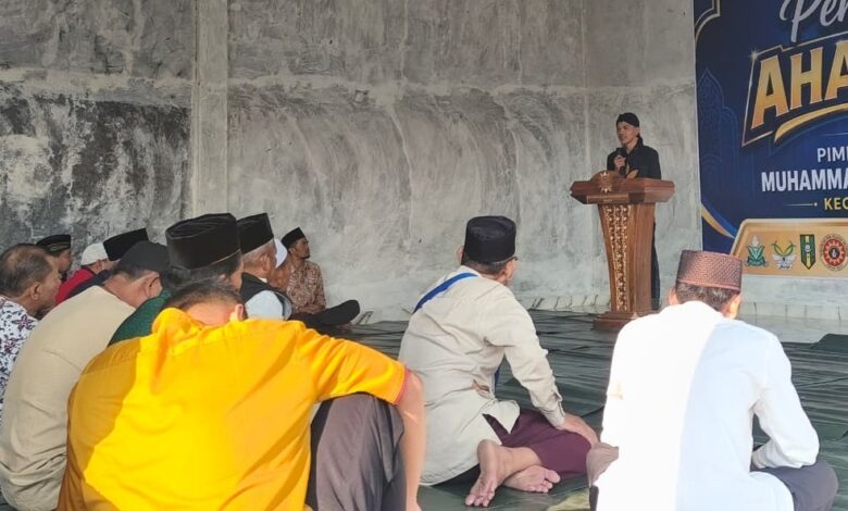 Penceramah Ikhwanushoffa sedang menyampaikan materi di podium dalam forum Kajian Ahad Pagi PCM Brebes di hadapan para jamaah.