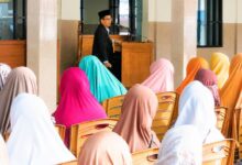 Ustadz Pujiono memberikan ceramah tema Sejatine Urip dalam Kajian Ahad Pagi SD Muhammadiyah Bekonang Sukoharjo di hadapan jamaah.
