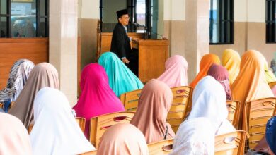Ustadz Pujiono memberikan ceramah tema Sejatine Urip dalam Kajian Ahad Pagi SD Muhammadiyah Bekonang Sukoharjo di hadapan jamaah.