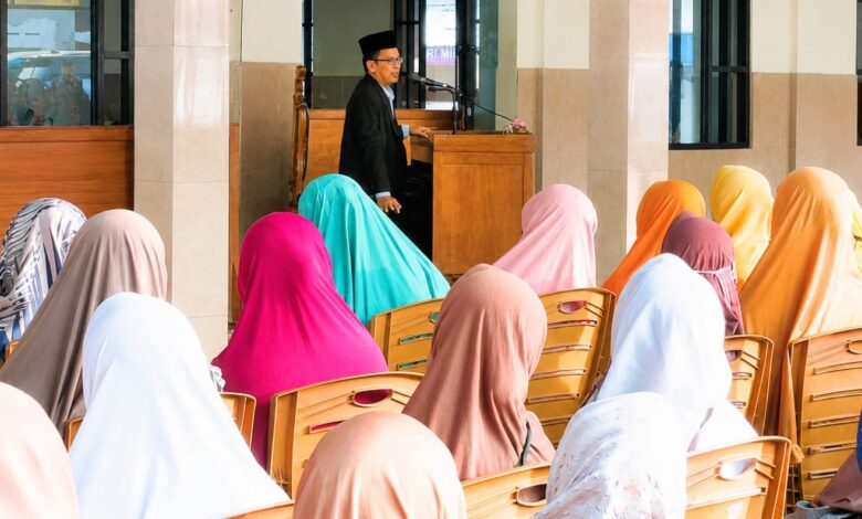 Ustadz Pujiono memberikan ceramah tema Sejatine Urip dalam Kajian Ahad Pagi SD Muhammadiyah Bekonang Sukoharjo di hadapan jamaah.