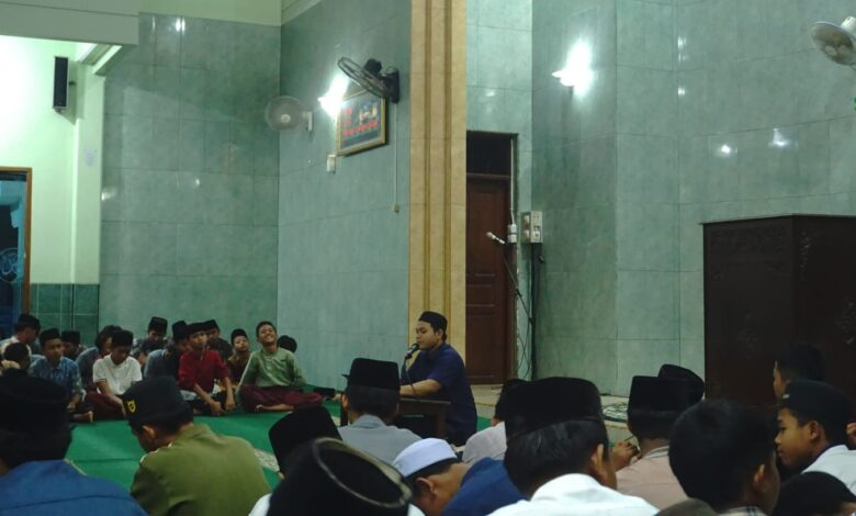 Hammam Alghazy alumni pemateri kajian sedang menyampaikan materi visi hidup di hadapan santri Pondok Pesantren Asy Syifa Jepara