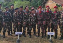 Anggota KOKAM PRPM Plajan dan Banser berdiri bersama di Lapangan Desa Plajan dalam rangka Upacara HUT RI ke-81 di Jepara.
