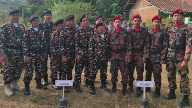 Anggota KOKAM PRPM Plajan dan Banser berdiri bersama di Lapangan Desa Plajan dalam rangka Upacara HUT RI ke-81 di Jepara.