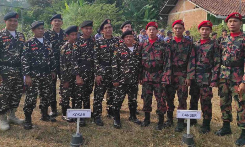 Anggota KOKAM PRPM Plajan dan Banser berdiri bersama di Lapangan Desa Plajan dalam rangka Upacara HUT RI ke-81 di Jepara.