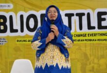 Kepala UPT Perpustakaan UMS Maria Husnun Nisa memberikan sambutan pada acara BiblioBattle 2026.