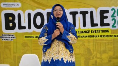 Kepala UPT Perpustakaan UMS Maria Husnun Nisa memberikan sambutan pada acara BiblioBattle 2026.