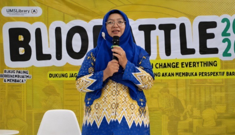 Kepala UPT Perpustakaan UMS Maria Husnun Nisa memberikan sambutan pada acara BiblioBattle 2026.