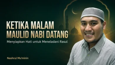 Feature image artikel tentang makna Maulid Nabi dan keteladanan Rasulullah dengan foto Nashrul Mu’minin berlatar masjid bernuansa hijau.