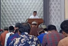Ustadz Abdul Harits Zulmy menyampaikan khutbah Jumat Masjid At-Taqwa Jepara di hadapan para jamaah.