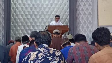 Ustadz Abdul Harits Zulmy menyampaikan khutbah Jumat Masjid At-Taqwa Jepara di hadapan para jamaah.